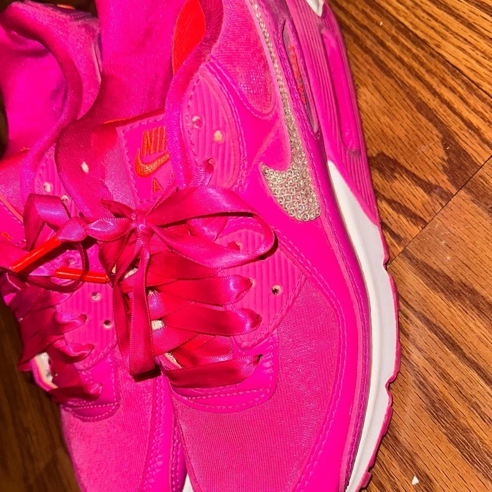 Nike vibrant fuchsia